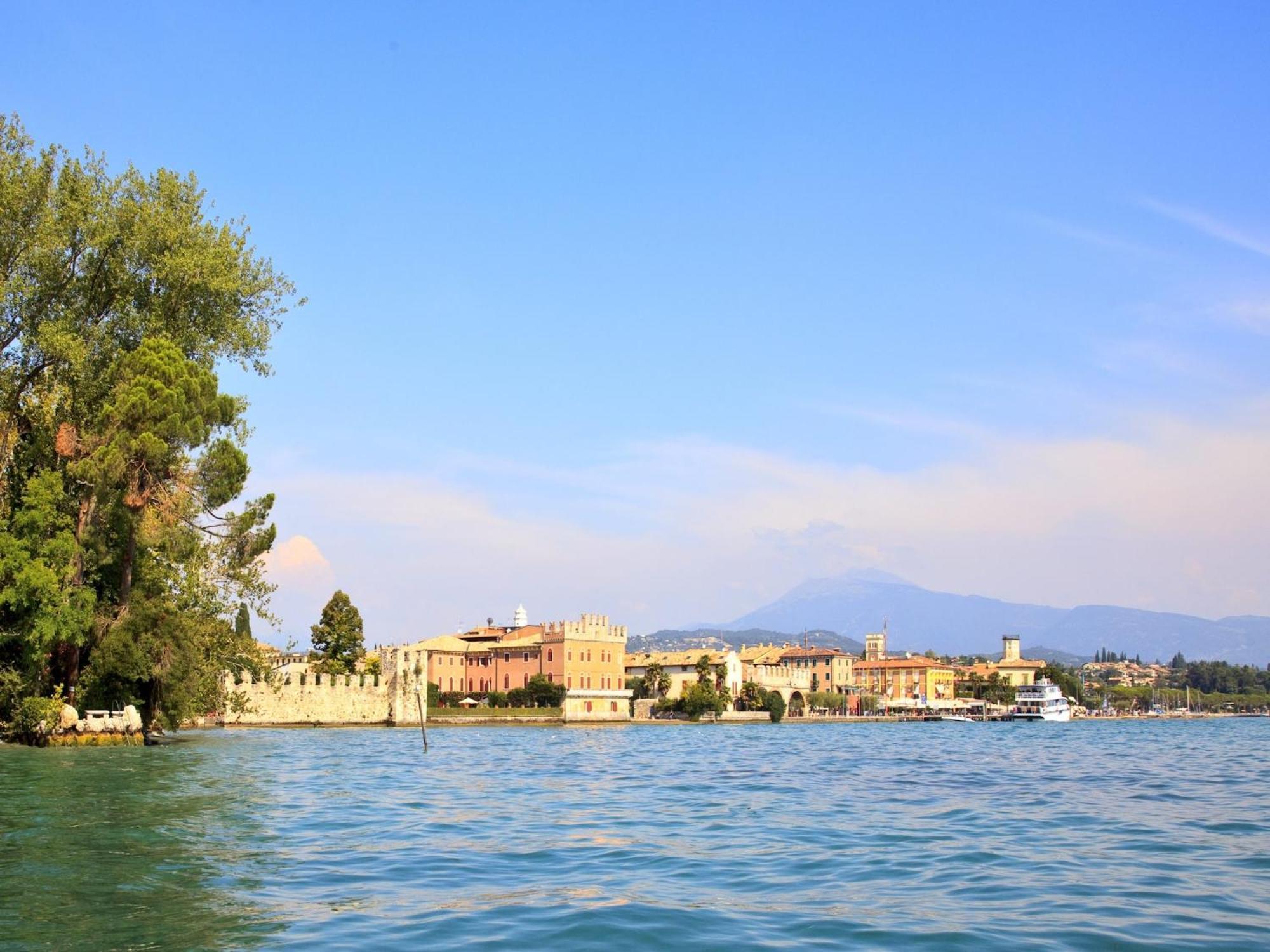 Enticing Holiday Home In Lazise With Swimming Pool Экстерьер фото