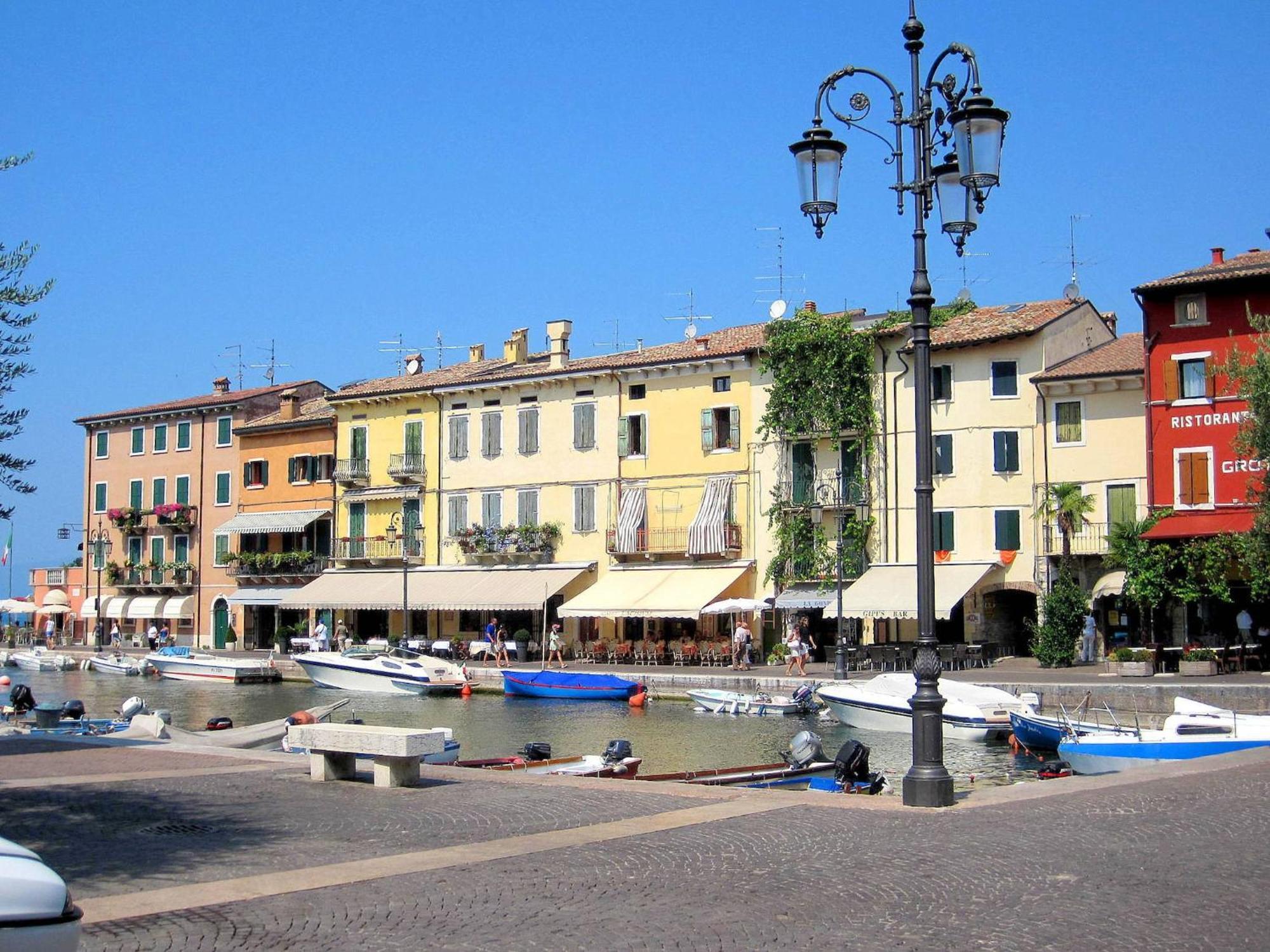 Enticing Holiday Home In Lazise With Swimming Pool Экстерьер фото