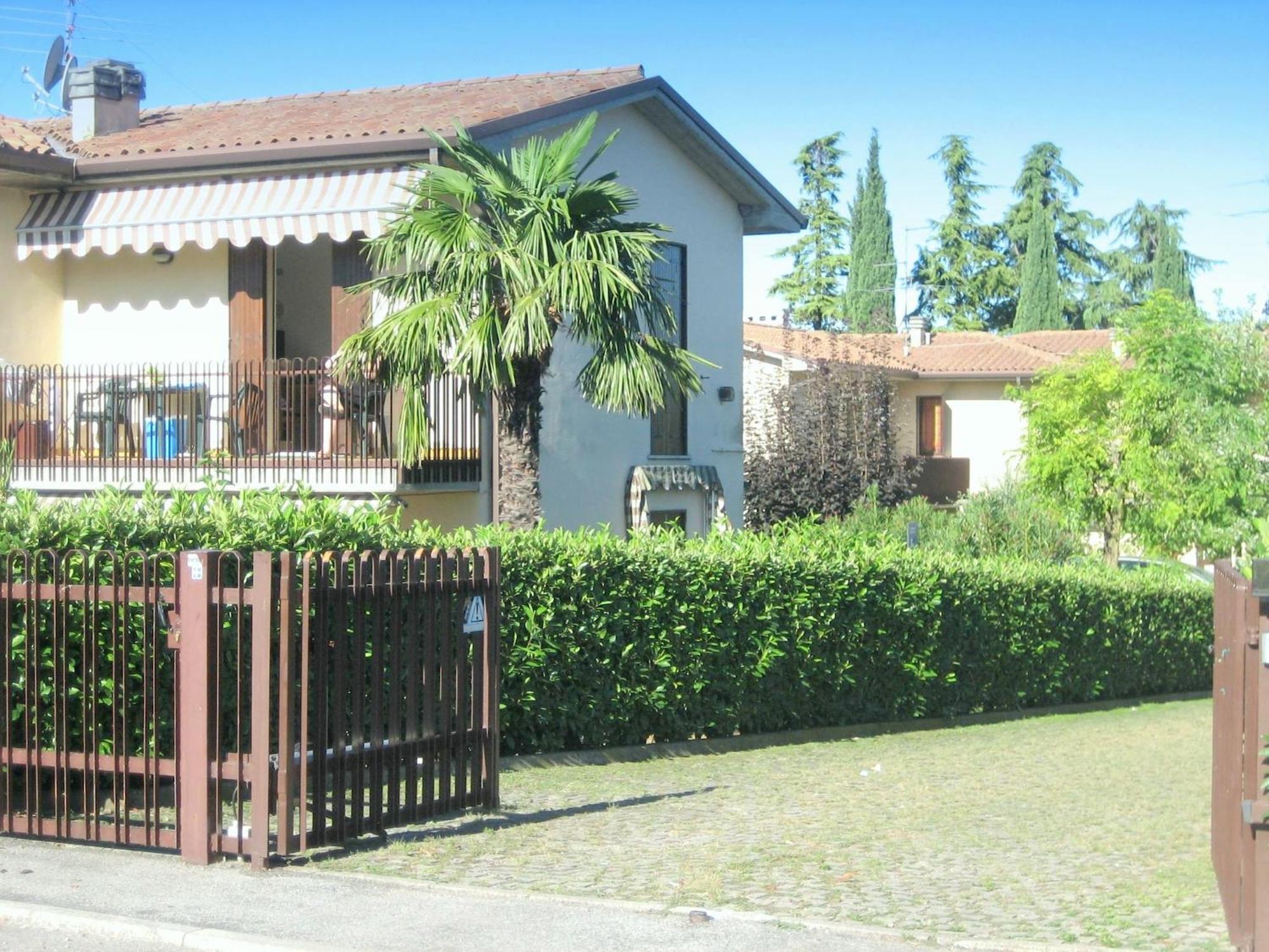 Enticing Holiday Home In Lazise With Swimming Pool Экстерьер фото